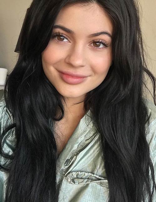 Kylie Jenner No Makeup - selfie look