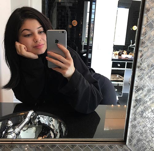 Kylie Jenner no Makeup - mirror selfie