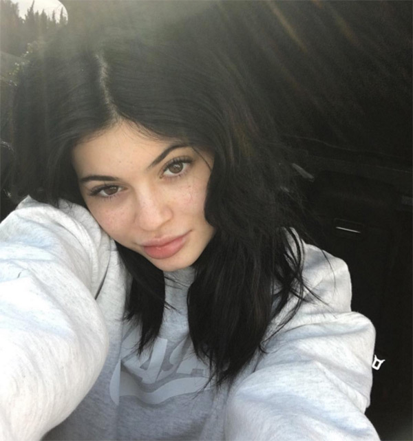 Kylie Jenner without Makeup - selfie time