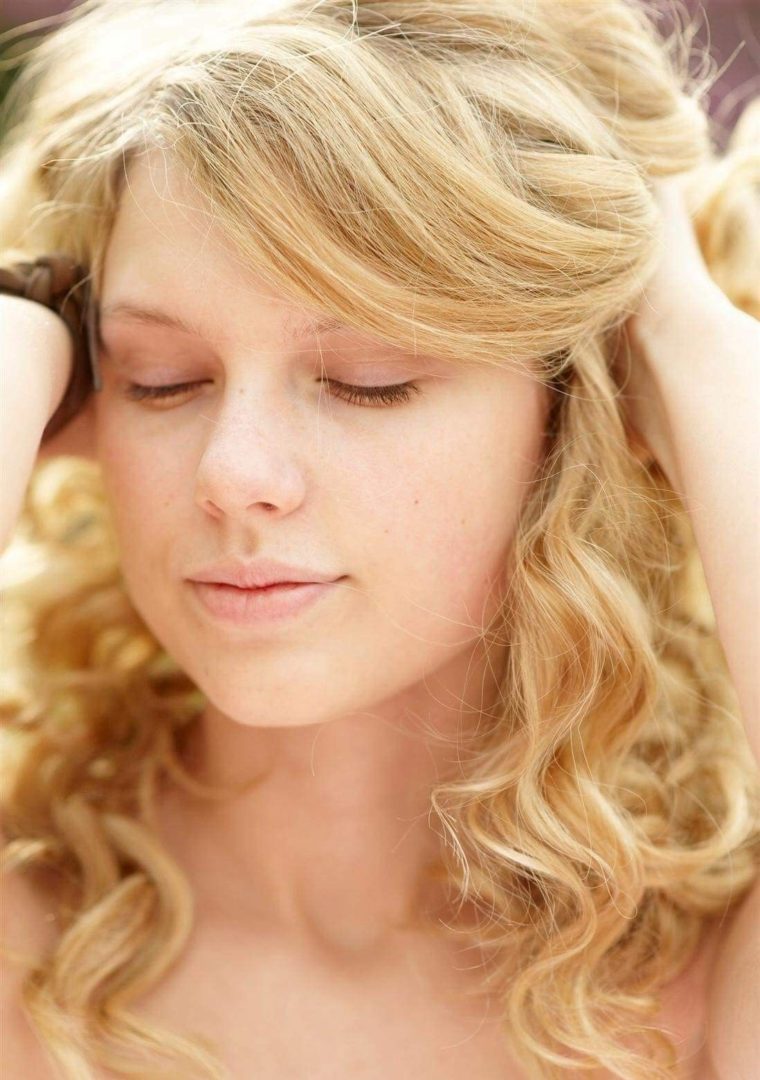 Taylor Swift without makeup look