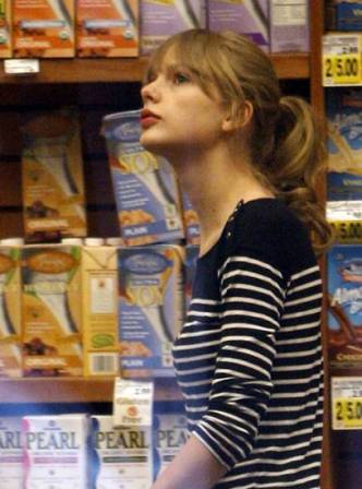 Taylor Swift without makeup - shopping