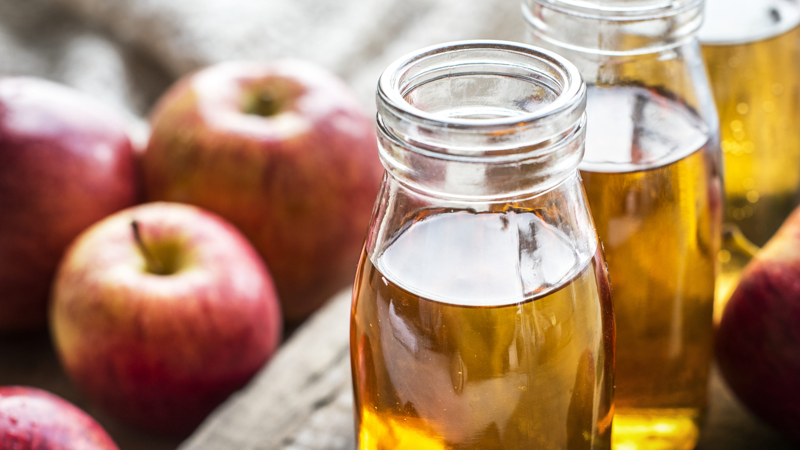 The-properties-of-apple-cider-vinegar-For-sore-throat-scaled