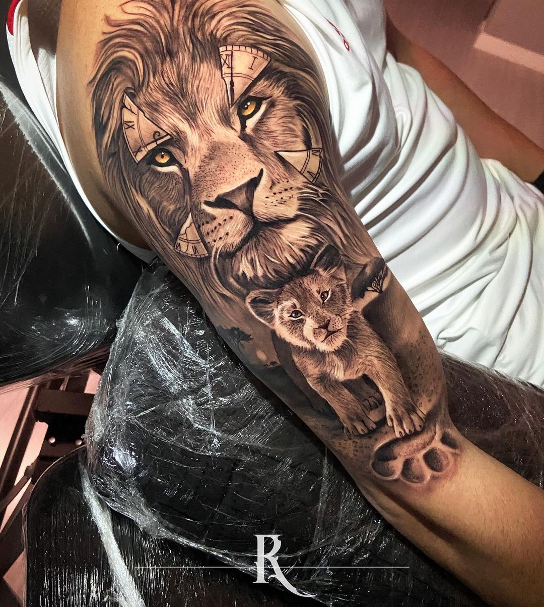 Pin de Julija Kasparjonoka em Tattoo ideas  Tatuagens de leão Tatuagens  de família para homens Tatuagens na cabeça