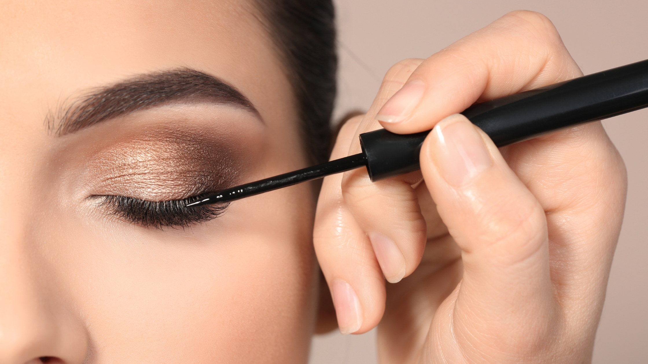 How to Apply Eyeliner: A Step-by-Step Guide